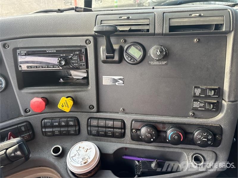 Freightliner Cascadia 125 6x4 T/A Sleeper Truck Tractor Tegljači