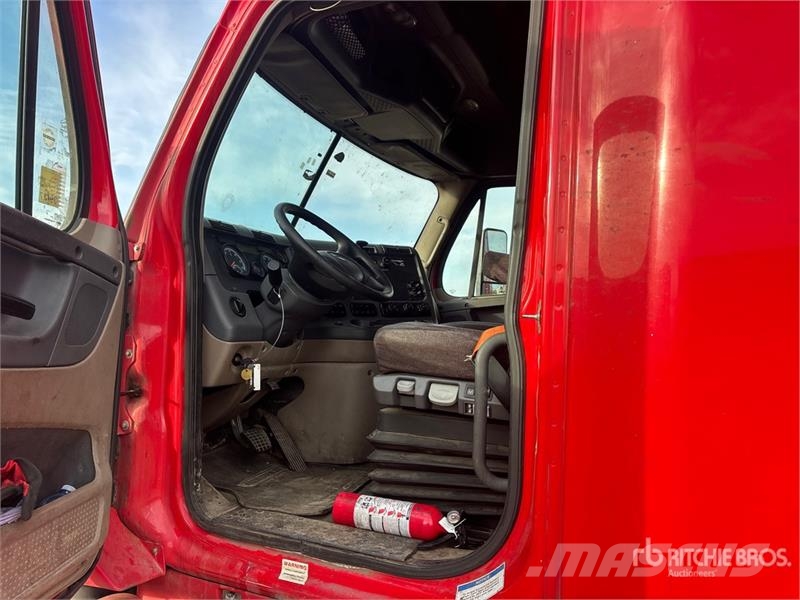 Freightliner Cascadia 125 6x4 T/A Sleeper Truck Tractor Tegljači