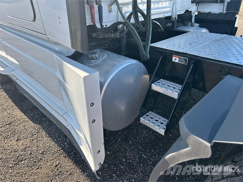 Freightliner Cascadia 126 6x4 T/A Sleeper Truck Tractor Седельные тягачи