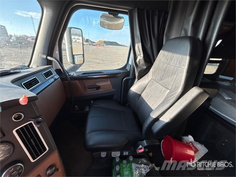 Freightliner Cascadia 126 6x4 T/A Sleeper Truck Tractor Седельные тягачи
