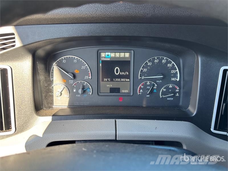 Freightliner Cascadia 126 6x4 T/A Sleeper Truck Tractor Тягачі