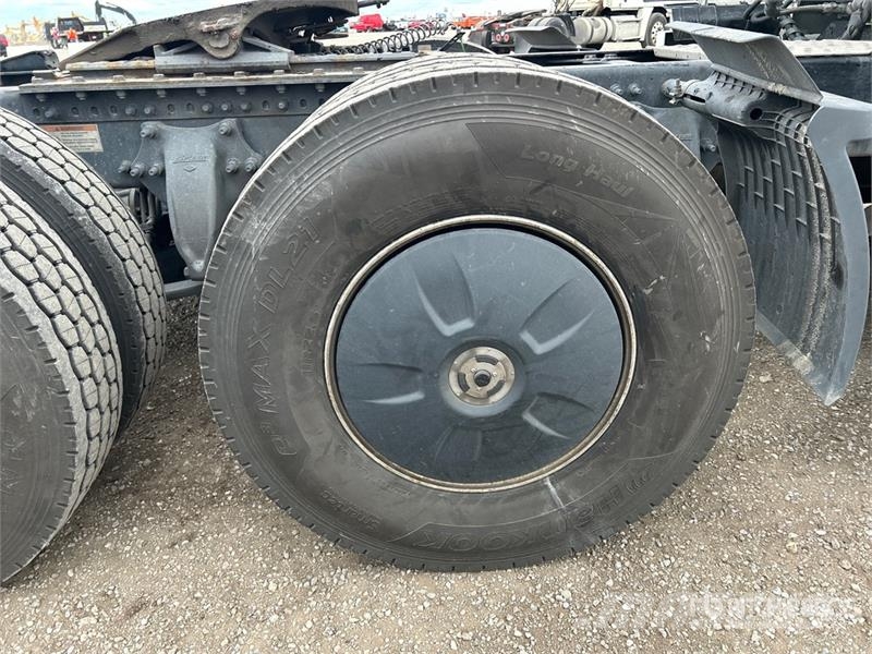 Freightliner Cascadia 126 6x4 T/A Sleeper Truck Tractor Tractor Units