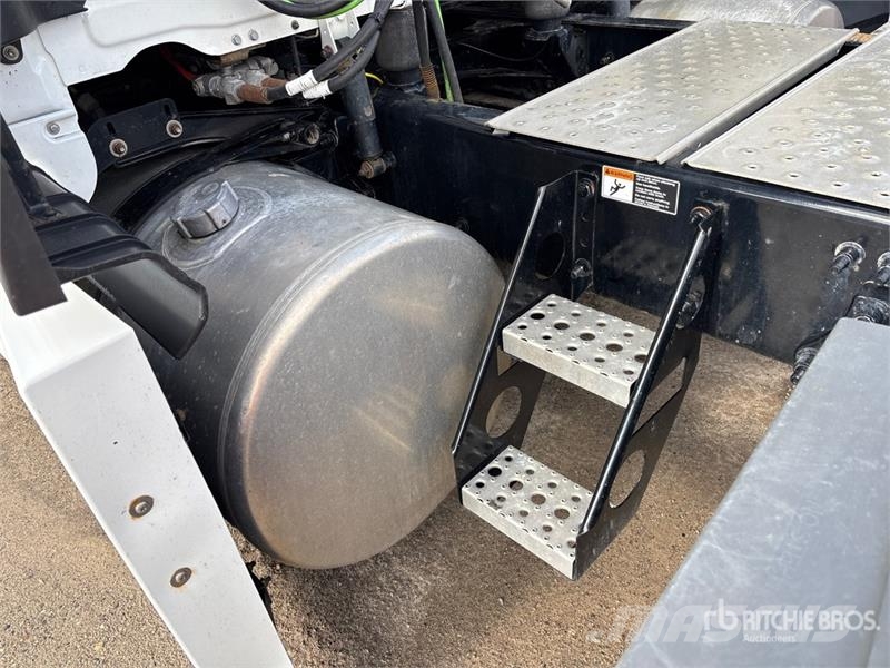 Freightliner Cascadia 126 6x4 T/A Sleeper Truck Tractor Тягачі