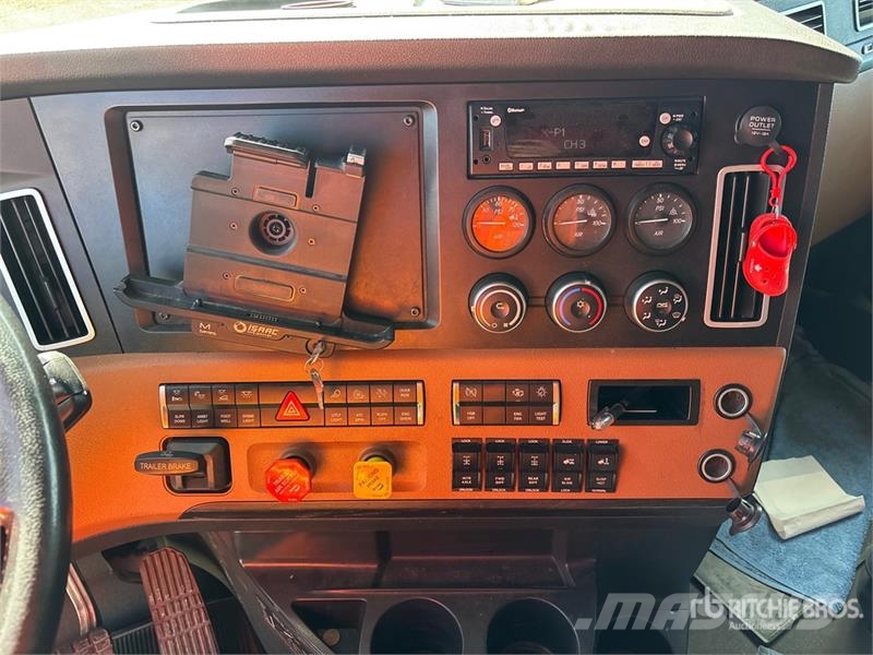 Freightliner Cascadia 126 6x4 T/A Sleeper Truck Tractor Tractores (camiões)