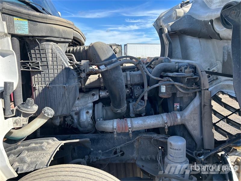 Freightliner Cascadia 126 6x4 T/A Sleeper Truck Tractor Sattelzugmaschinen