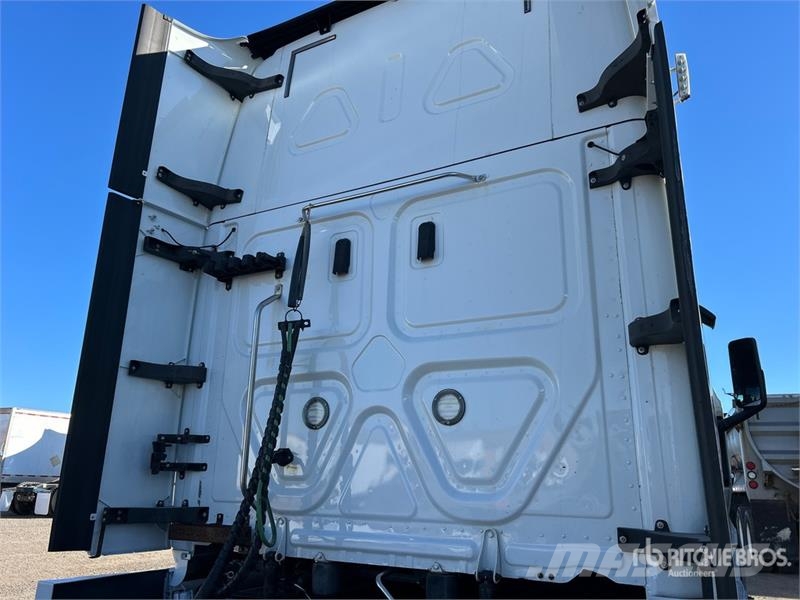 Freightliner Cascadia 126 6x4 T/A Sleeper Truck Tractor Sattelzugmaschinen