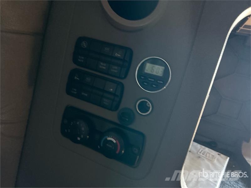 Freightliner Cascadia 125 6x4 T/A Sleeper Truck Tractor Тягачі