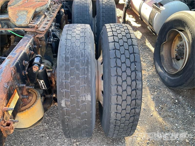 Freightliner Cascadia 126 6x4 T/A Sleeper Truck Tractor (Inoper وحدات الجر