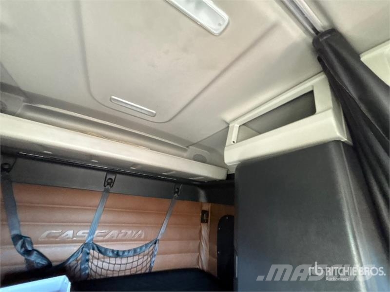 Freightliner Cascadia 126 6x4 T/A Sleeper Truck Tractor Vetopöytäautot