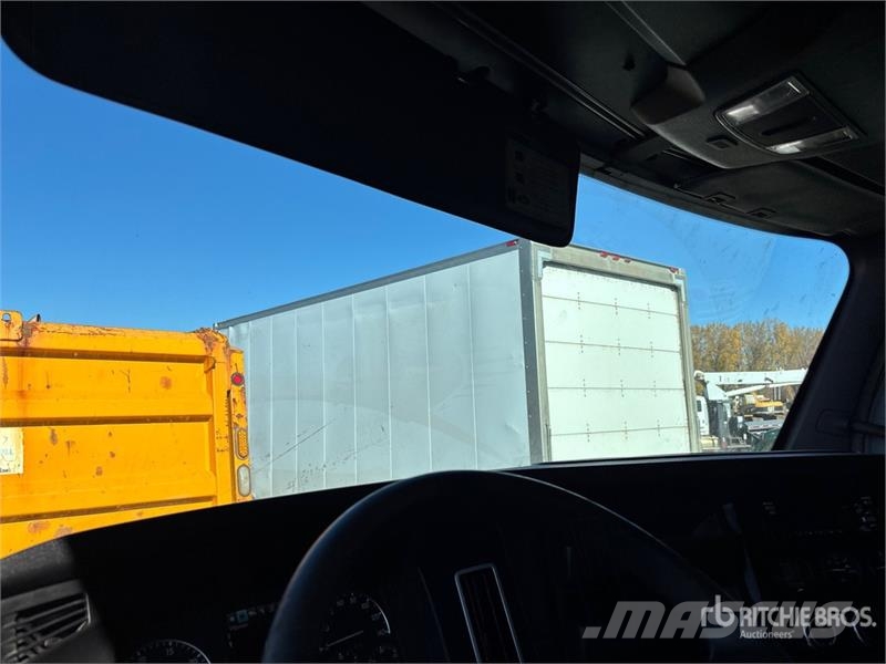 Freightliner Cascadia 126 6x4 T/A Sleeper Truck Tractor Тягачі