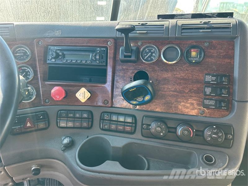 Freightliner Cascadia 125 6x4 T/A Sleeper Truck Tractor Тягачі