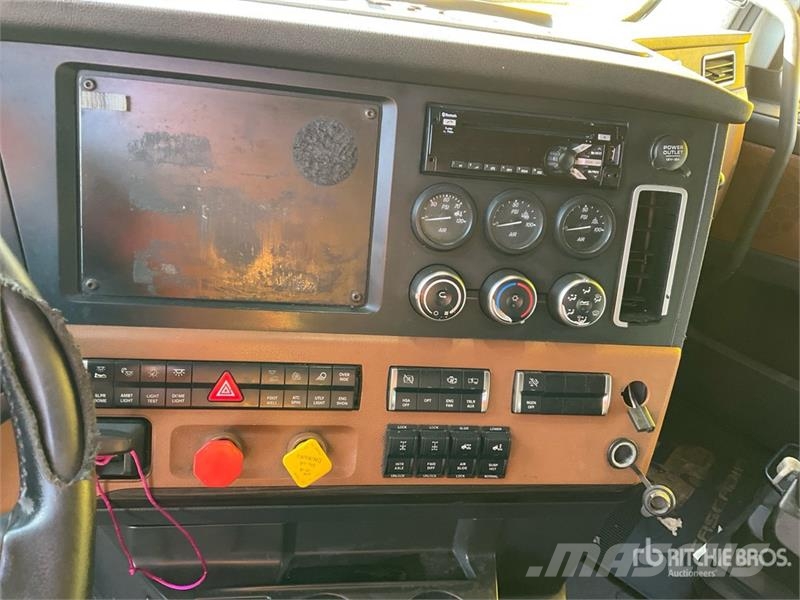 Freightliner Cascadia 126 6x4 T/A Sleeper Truck Tractor Tractor Units