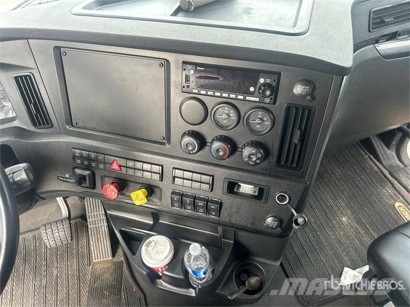 Freightliner Cascadia 126 6x4 T/A Sleeper Truck Tractor Sattelzugmaschinen