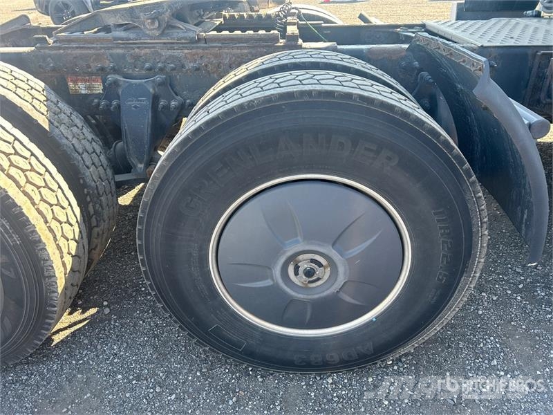 Freightliner Cascadia 126 6x4 T/A Sleeper Truck Tractor Nyergesvontatók