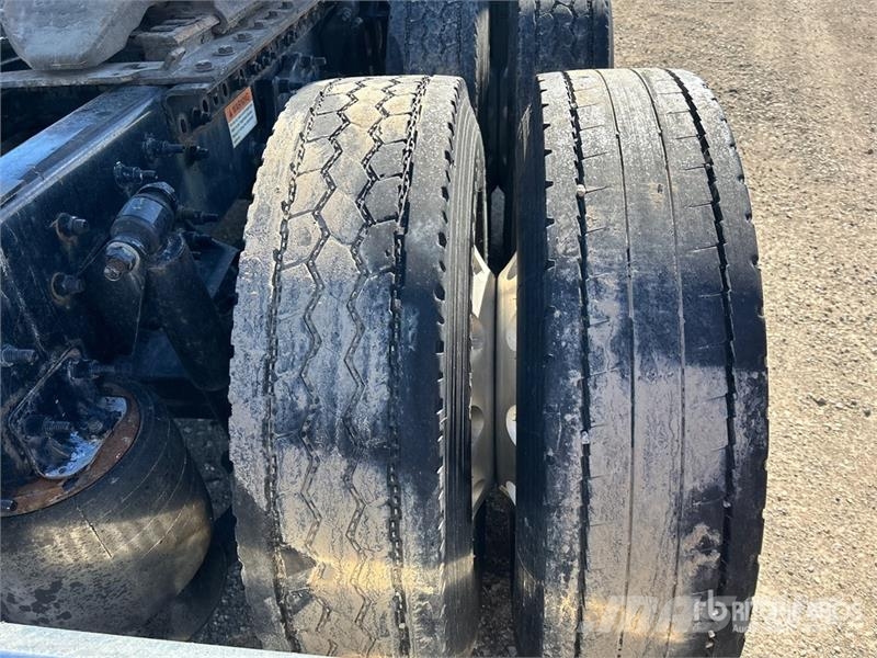 Freightliner Cascadia 126 6x4 T/A Sleeper Truck Tractor وحدات الجر
