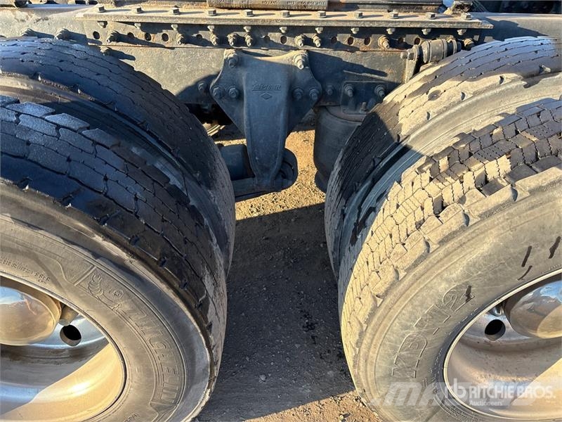 Freightliner Cascadia 126 6x4 T/A Sleeper Truck Tractor Tegljači