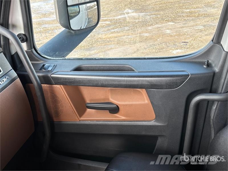 Freightliner Cascadia 126 6x4 T/A Sleeper Truck Tractor Тягачі