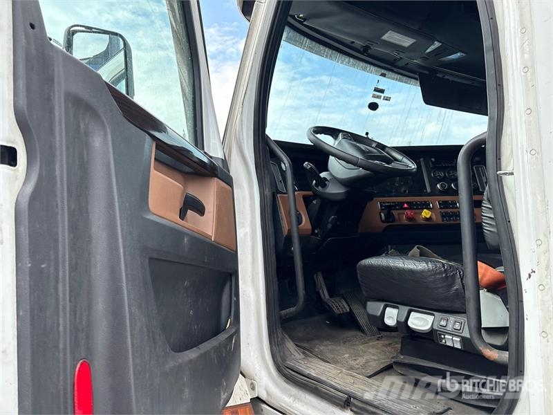 Freightliner Cascadia 126 6x4 T/A Sleeper Truck Tractor Sattelzugmaschinen