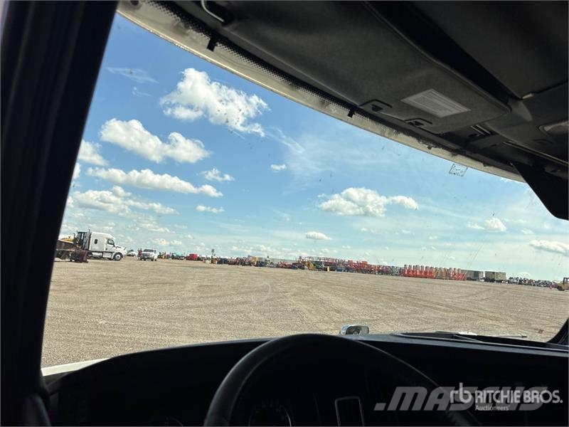 Freightliner Cascadia 126 6x4 T/A Sleeper Truck Tractor Vetopöytäautot