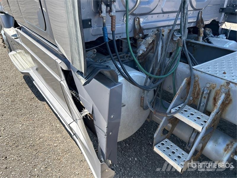 Freightliner Cascadia 125 6x4 T/A Sleeper Truck Tractor Tractor Units