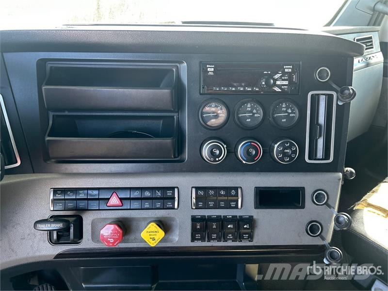Freightliner Cascadia 126 6x4 T/A Sleeper Truck Tractor Седельные тягачи