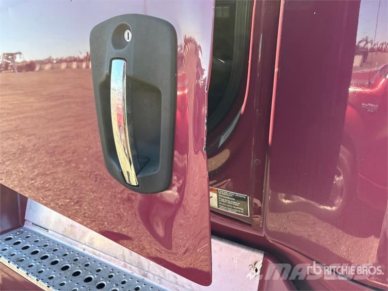 Freightliner Cascadia 126 6x4 T/A Sleeper Truck Tractor Cavalos mecânicos