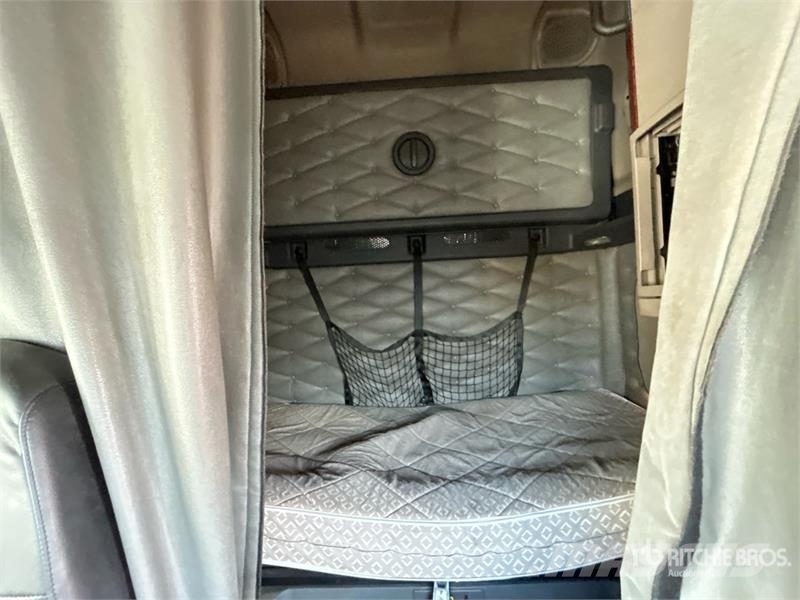 Freightliner Cascadia 125 6x4 T/A Sleeper Truck Tractor Tractor Units