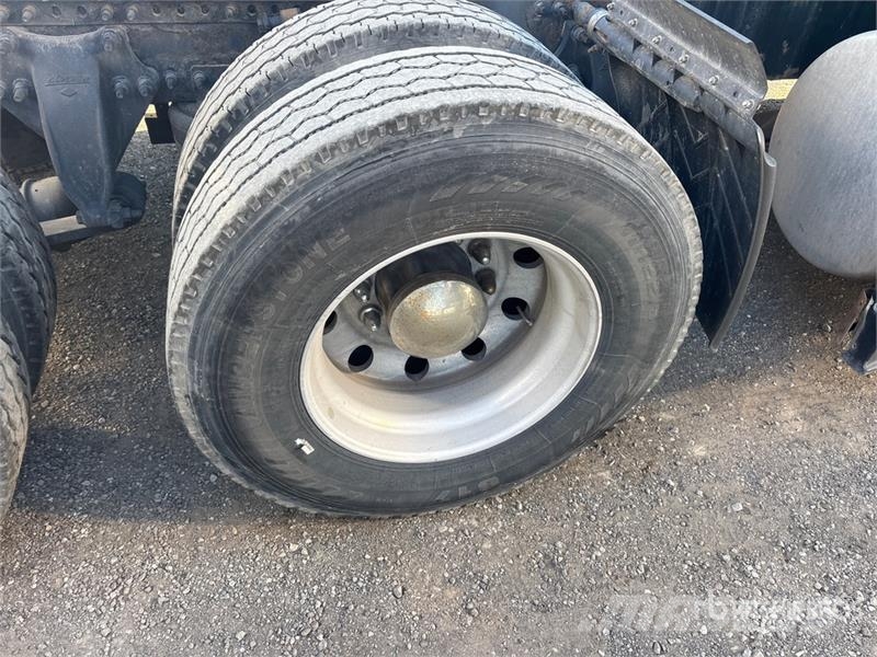 Freightliner Cascadia 126 6x4 T/A Sleeper Truck Tractor Truck Tractor Units