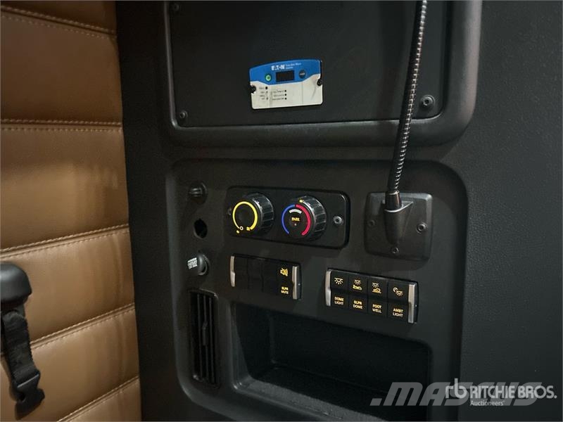 Freightliner Cascadia 126 6x4 T/A Sleeper Truck Tractor Camiones tractor