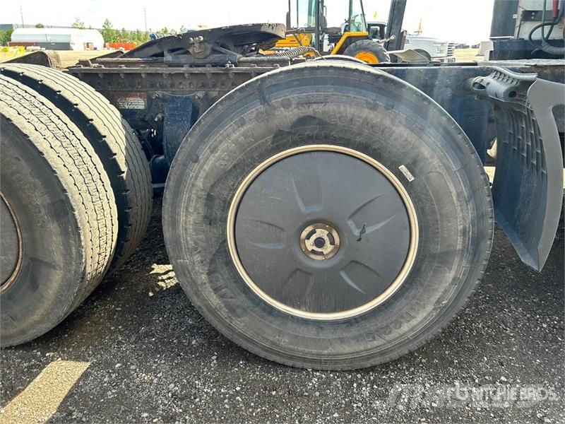 Freightliner Cascadia 126 6x4 T/A Sleeper Truck Tractor Vilcēji