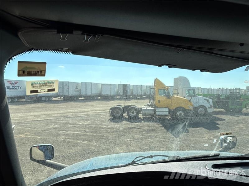 Freightliner Cascadia 126 6x4 T/A Sleeper Truck Tractor (Inoper Sattelzugmaschinen