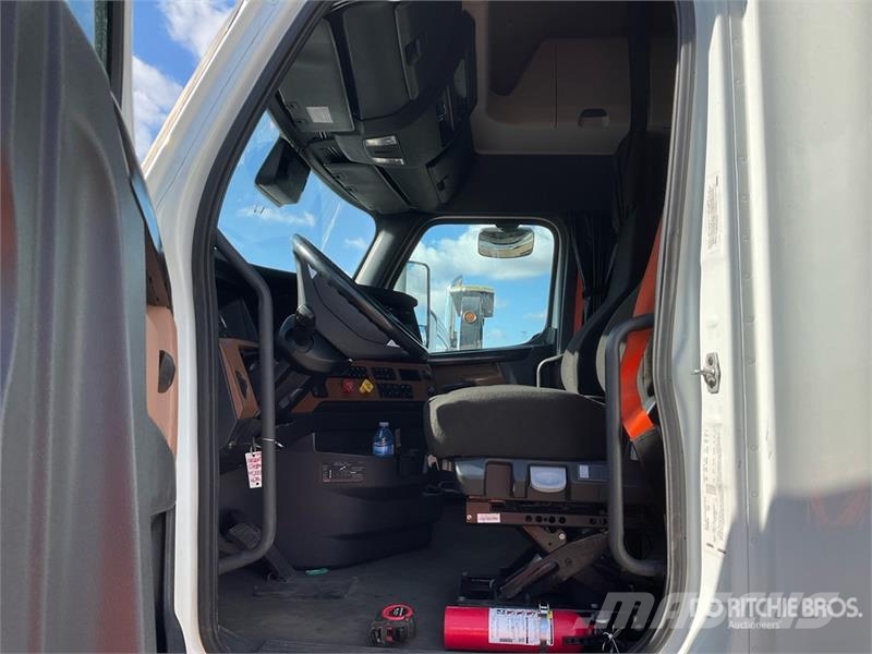Freightliner Cascadia 126 6x4 T/A Sleeper Truck Tractor وحدات الجر
