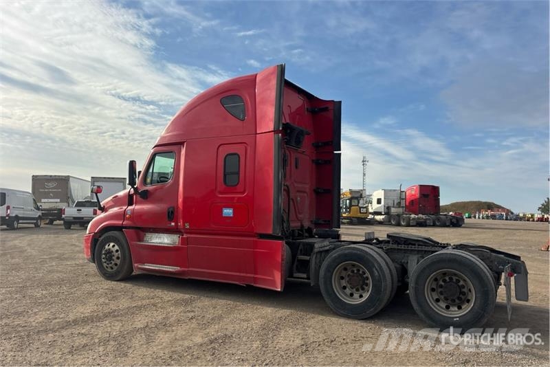 Freightliner Cascadia 125 6x4 T/A Sleeper Truck Tractor Tegljači
