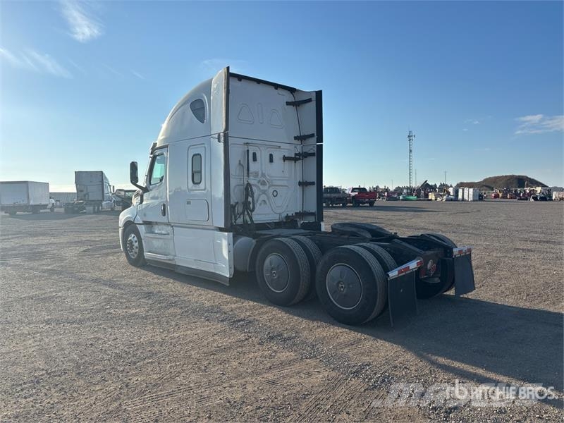 Freightliner Cascadia 126 6x4 T/A Sleeper Truck Tractor Седельные тягачи