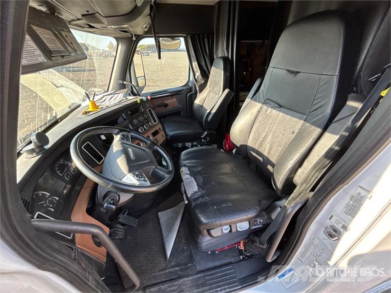Freightliner Cascadia 126 6x4 T/A Sleeper Truck Tractor Седельные тягачи