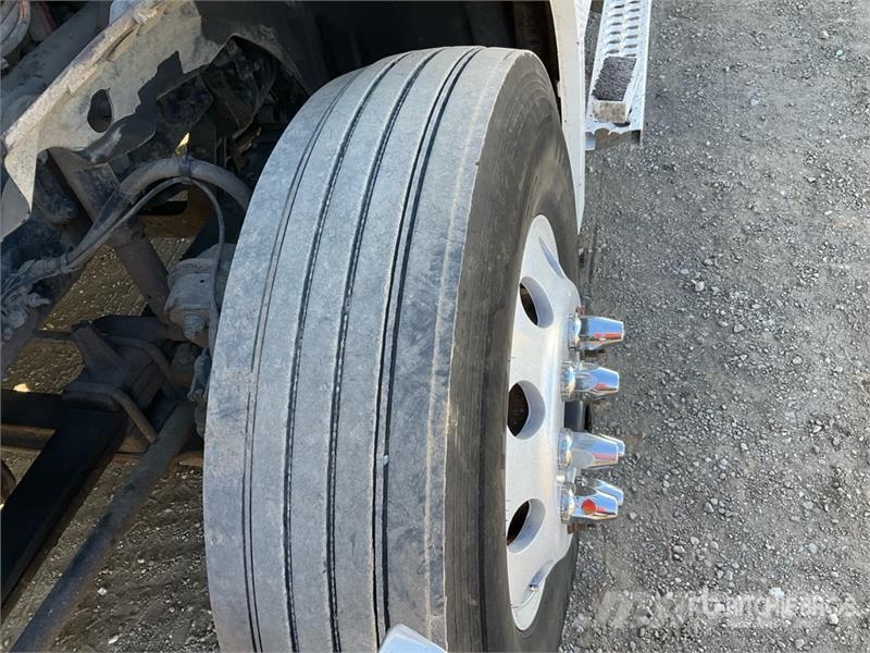 Freightliner Cascadia 126 6x4 T/A Sleeper Truck Tractor Traktorske jedinice