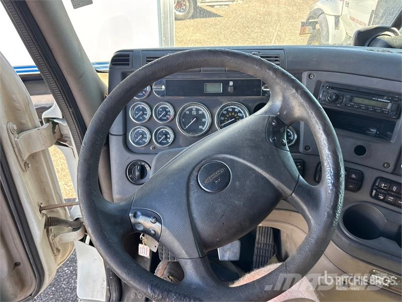 Freightliner Cascadia 125 6x4 T/A Sleeper Truck Tractor (Inoper Vetopöytäautot