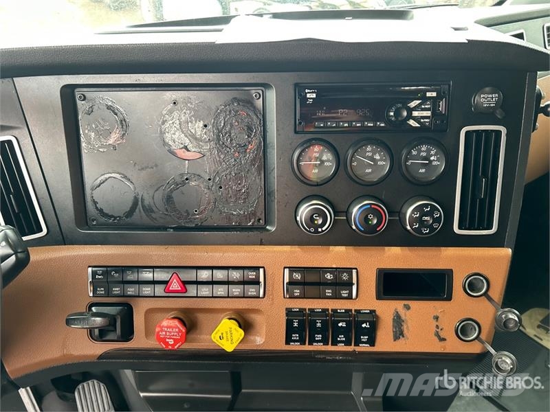 Freightliner Cascadia 126 6x4 T/A Sleeper Truck Tractor Cavalos mecânicos