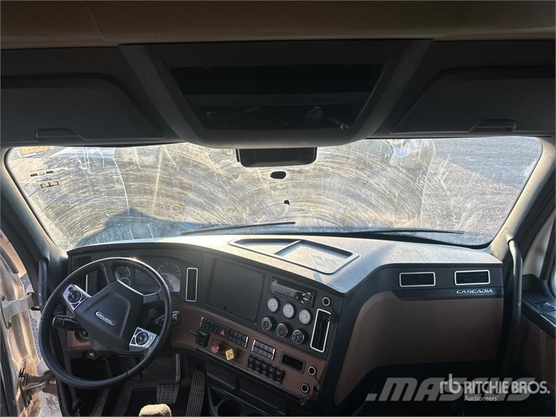 Freightliner Cascadia 126 6x4 T/A Sleeper Truck Tractor Vlačilci