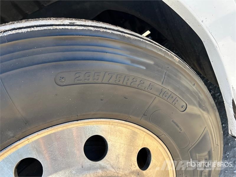Freightliner Cascadia 126 6x4 T/A Sleeper Truck Tractor Camiones tractor