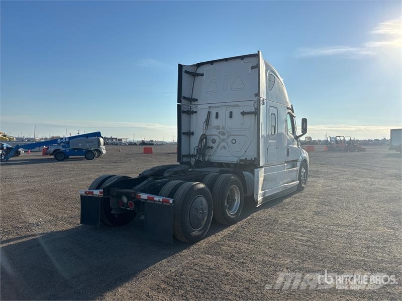 Freightliner Cascadia 126 6x4 T/A Sleeper Truck Tractor Седельные тягачи