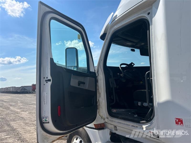 Freightliner Cascadia 126 6x4 T/A Sleeper Truck Tractor (Inoper Tegljači