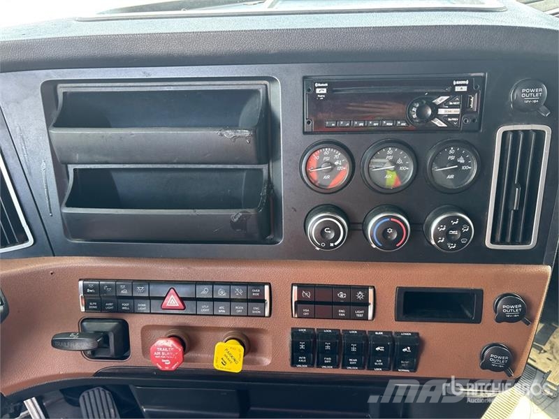 Freightliner Cascadia 126 6x4 T/A Sleeper Truck Tractor Vetopöytäautot