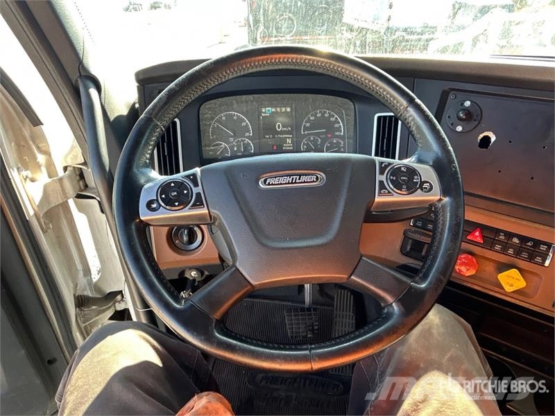 Freightliner Cascadia 126 6x4 T/A Sleeper Truck Tractor Sattelzugmaschinen