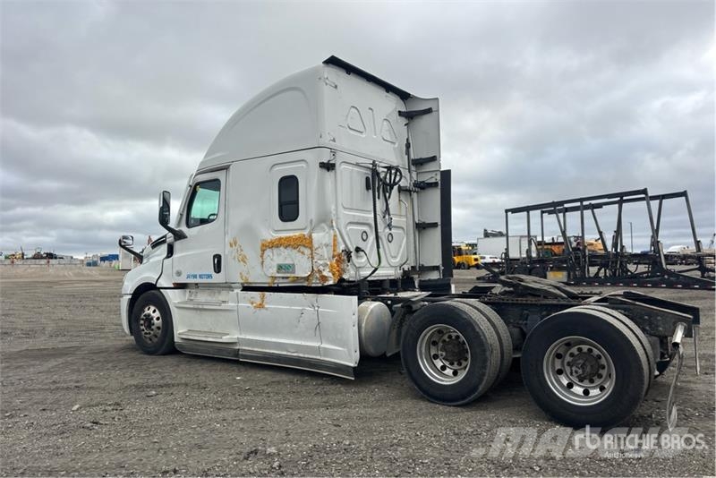 Freightliner Cascadia 126 6x4 T/A Sleeper Truck Tractor Vetopöytäautot