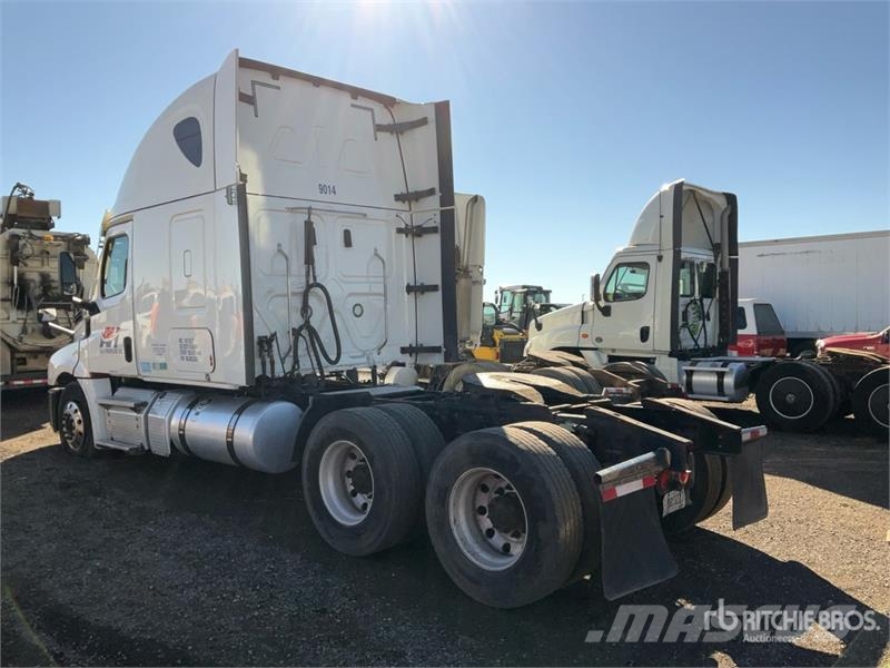 Freightliner Cascadia 126 6x4 T/A Sleeper Truck Tractor Тягачі