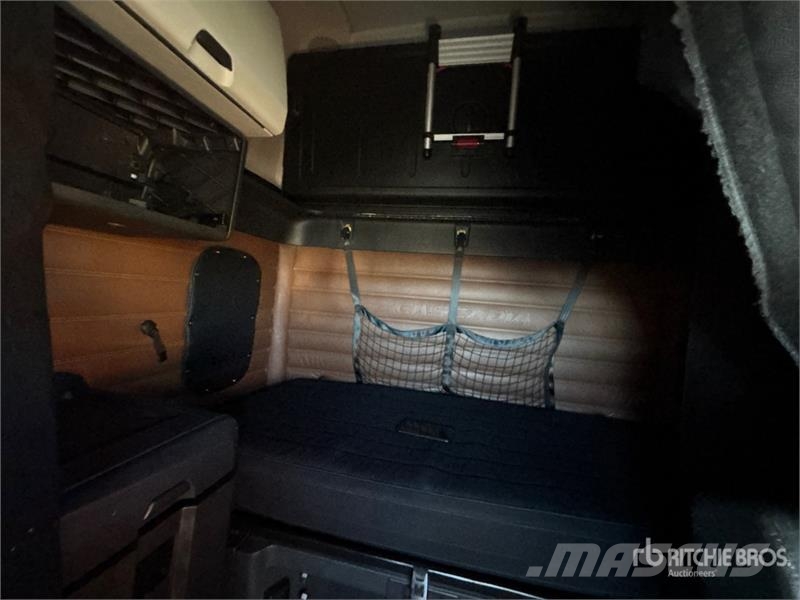 Freightliner Cascadia 126 6x4 T/A Sleeper Truck Tractor Тягачі