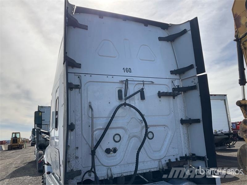 Freightliner Cascadia 126 6x4 T/A Sleeper Truck Tractor Vlačilci