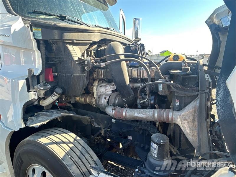Freightliner Cascadia 126 6x4 T/A Sleeper Truck Tractor Nyergesvontatók