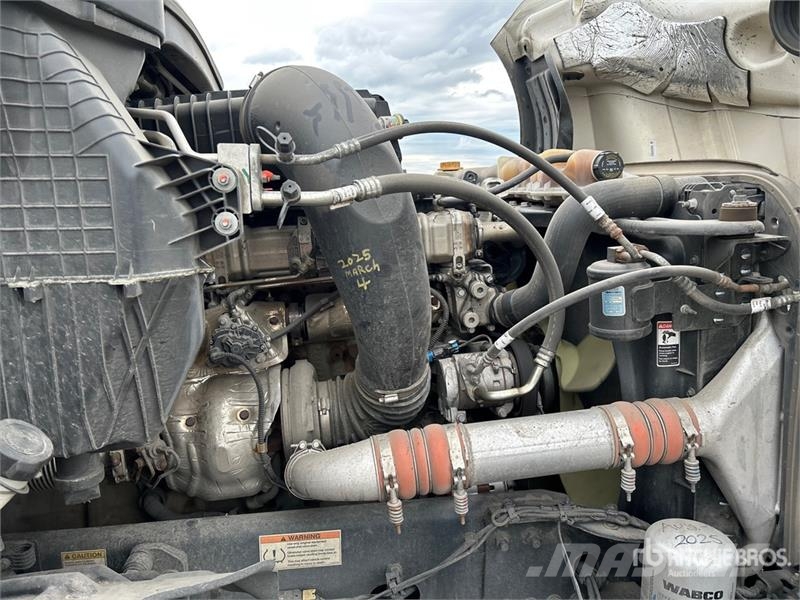 Freightliner Cascadia 126 6x4 T/A Sleeper Truck Tractor Tractor Units